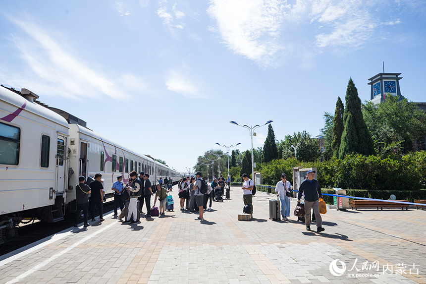 參加第五屆中蒙博覽會的蒙古國客商從二連浩特鐵路口岸入境。郭鵬杰攝