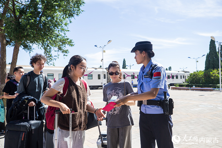 二連出入境邊防檢查站移民管理警察為參加中蒙博覽會(huì)的客商辦理入境通關(guān)手續(xù)。郭鵬杰攝