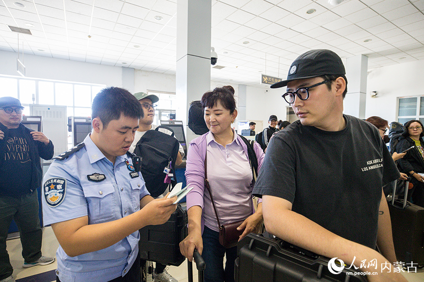 二連出入境邊防檢查站移民管理警察為參加中蒙博覽會(huì)的客商辦理入境通關(guān)手續(xù)。郭鵬杰攝