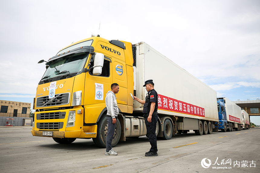 二連出入境邊防檢查站移民管理警察快速驗放中蒙博覽會車輛。郭鵬杰攝