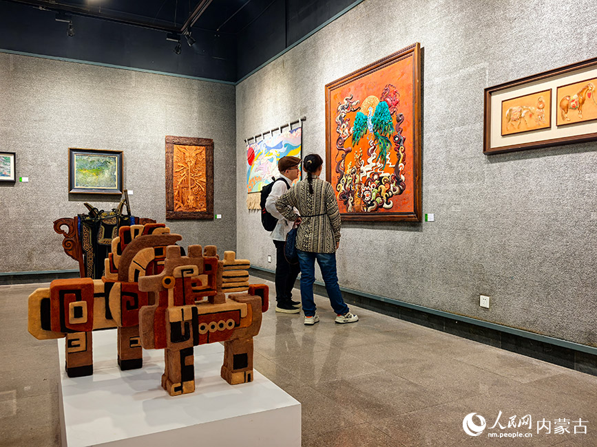 內(nèi)蒙古特色工藝美術(shù)作品巡展現(xiàn)場。主辦方供圖