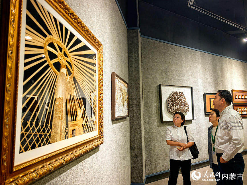 內(nèi)蒙古特色工藝美術(shù)作品巡展現(xiàn)場。主辦方供圖