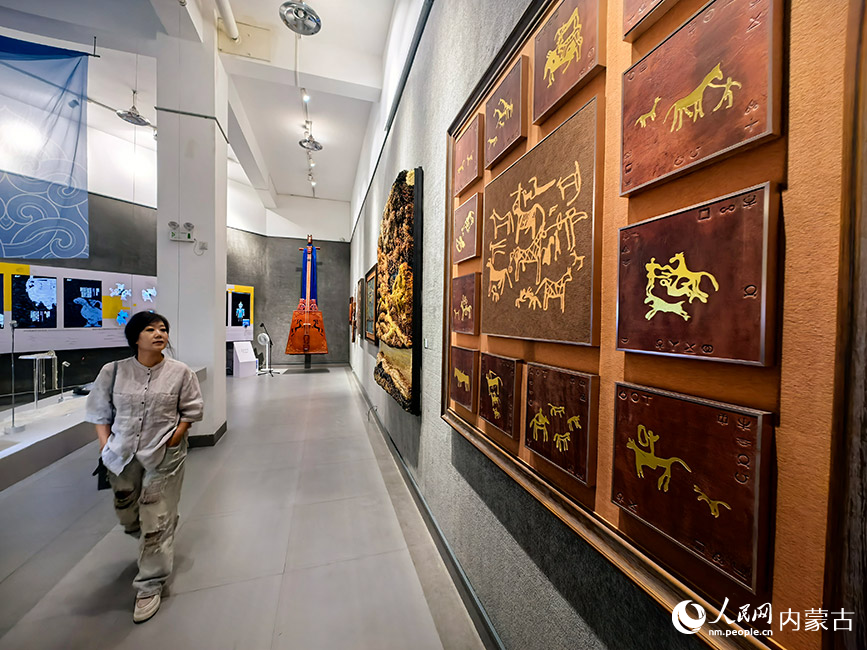 內(nèi)蒙古特色工藝美術(shù)作品巡展現(xiàn)場。主辦方供圖