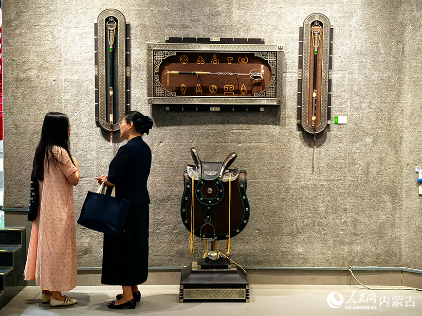 內(nèi)蒙古特色工藝美術(shù)作品巡展現(xiàn)場(chǎng)。主辦方供圖