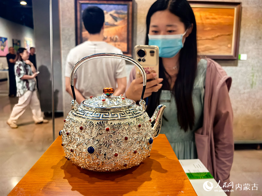 內(nèi)蒙古特色工藝美術(shù)作品巡展現(xiàn)場。主辦方供圖