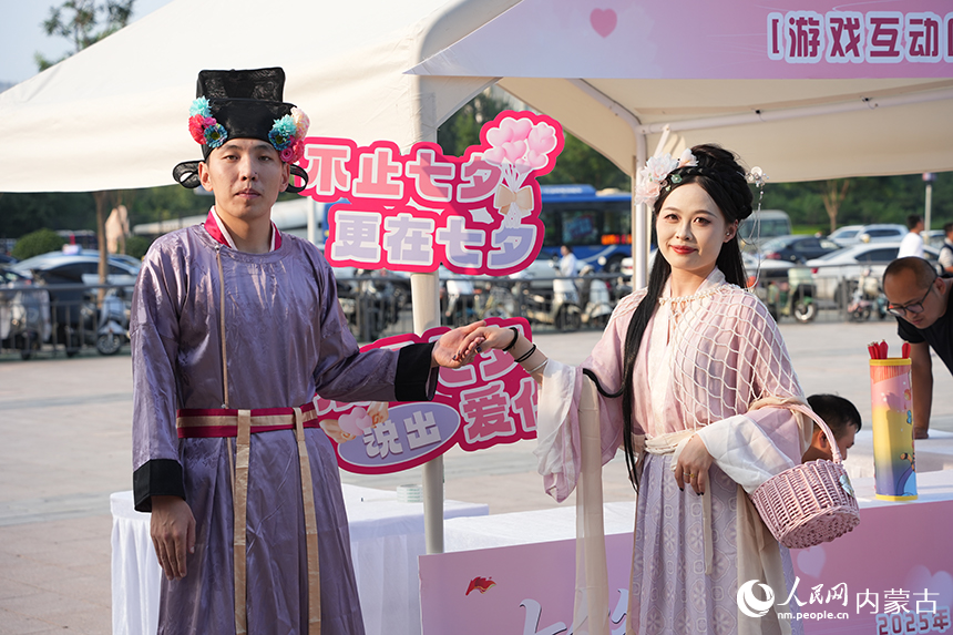 活動現(xiàn)場演員扮演的牛郎和織女。人民網(wǎng)記者 趙夢月攝