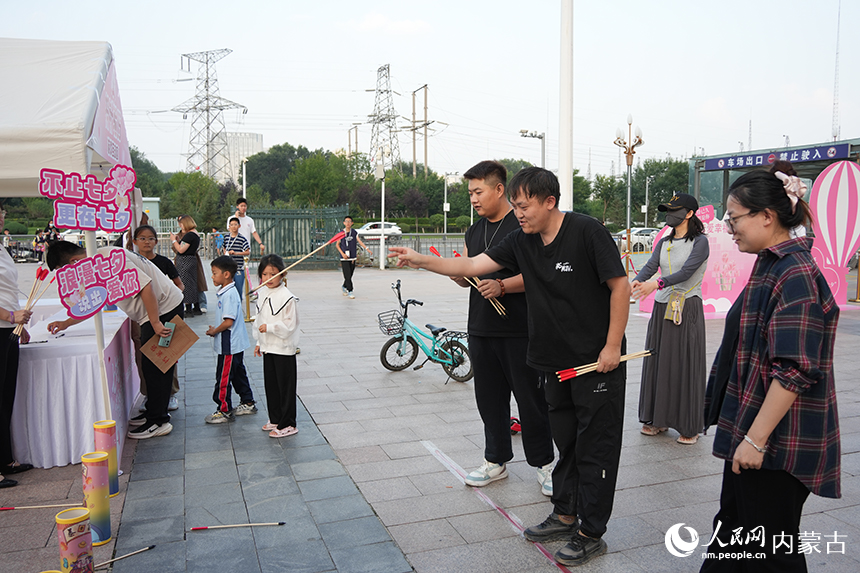 市民參與“投壺驗(yàn)巧”互動(dòng)。人民網(wǎng)記者 趙夢(mèng)月攝