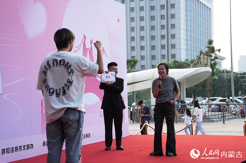 市民參與“心有靈犀”互動。人民網(wǎng)記者 趙夢月攝