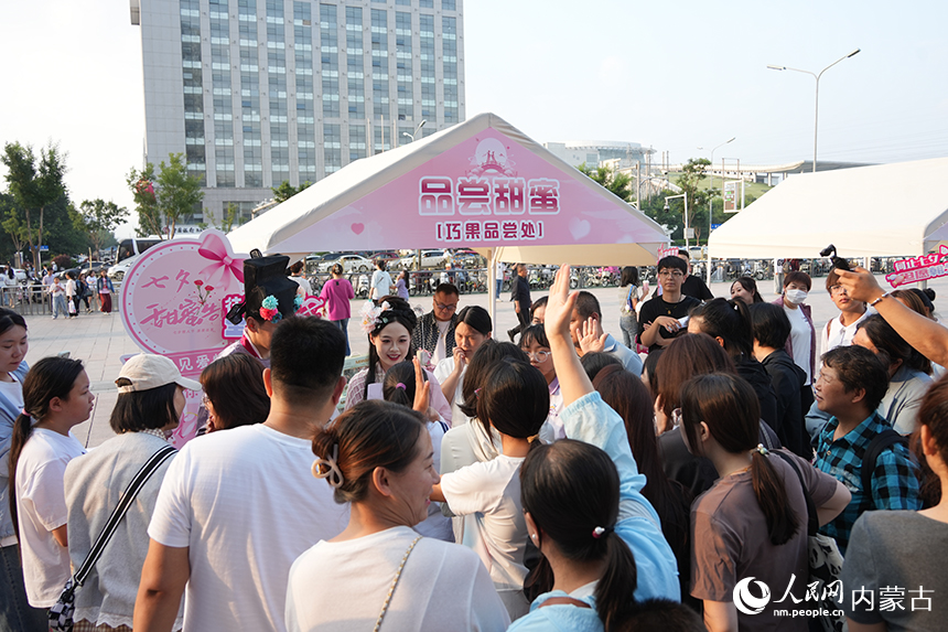 市民熱情參與七夕知識(shí)問答。人民網(wǎng)記者 趙夢月攝