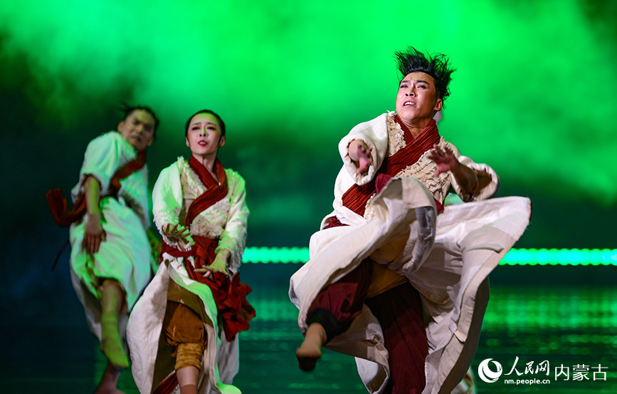 8月29日，演員在舞劇《敕勒川》中表演。王正攝