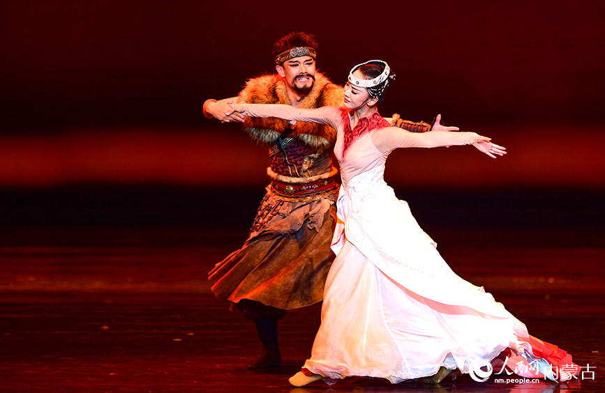 8月29日，演員在舞劇《敕勒川》中表演。王正攝