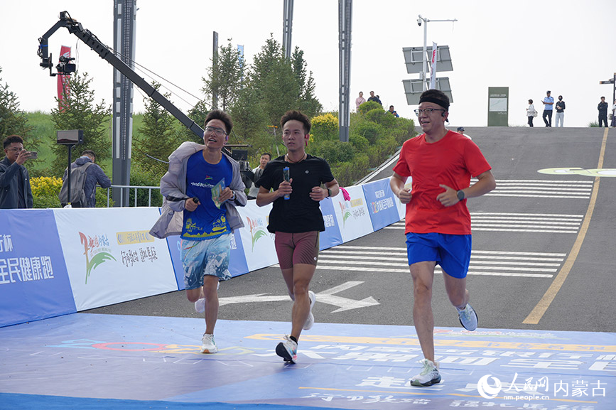 選手沖過終點(diǎn)。實(shí)習(xí)生 王正玉攝