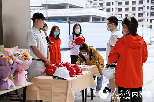 工作人員帶青年創(chuàng)業(yè)者實(shí)地看房考察。實(shí)習(xí)生 韓飛月攝