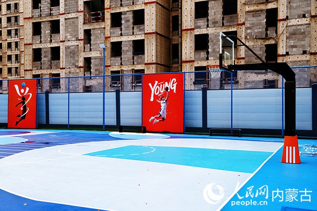 青年社區(qū)內(nèi)設(shè)籃球場(chǎng)。實(shí)習(xí)生 韓飛月攝