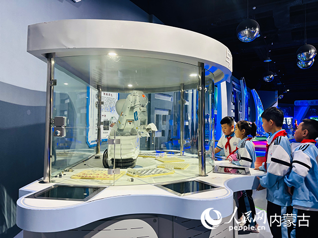 學生在烏蘭察布市科技館體驗。人民網(wǎng)記者 張聿修攝