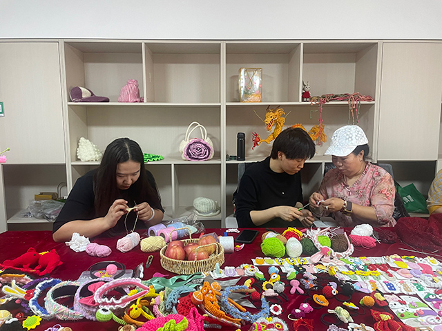 于曉艷老師在“織夢空間”對學(xué)員手把手教學(xué)。