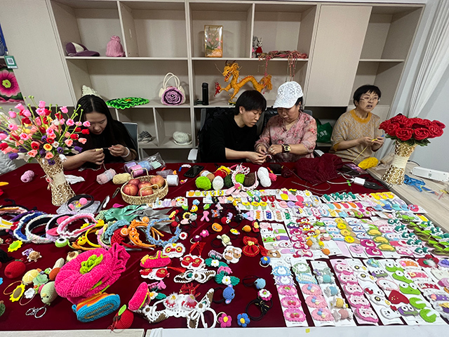 正在編織的學(xué)員。