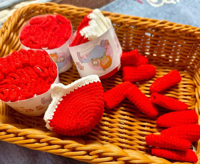 編織的玩偶衣服和小帽子。