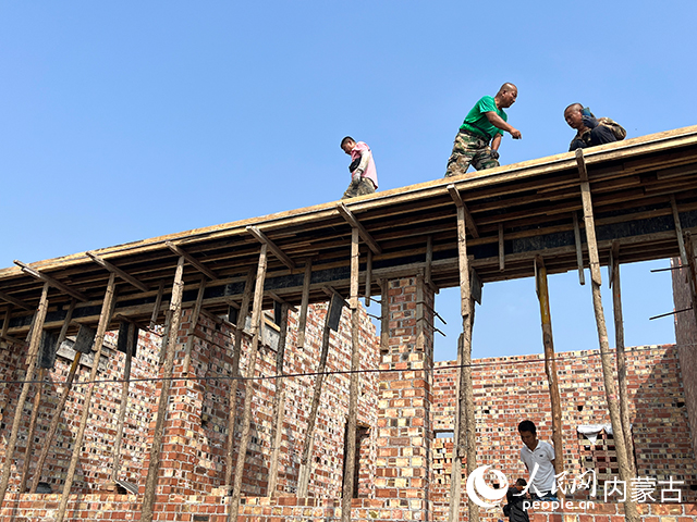 土默特左旗察素齊鎮(zhèn)把什村一處正在重建的房屋。實(shí)習(xí)生 韓馳攝