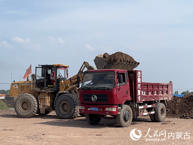 土默特左旗善岱鎮(zhèn)善岱村哈素海退洪渠施工現(xiàn)場(chǎng)。實(shí)習(xí)生 韓馳攝
