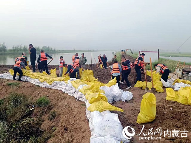 加固堤壩現(xiàn)場(chǎng)。受訪單位供圖