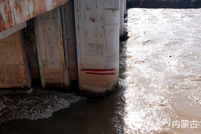 擋水閘水位下降。實(shí)習(xí)生 王正玉攝