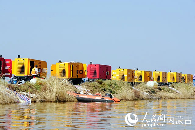 現(xiàn)場(chǎng)工作情況。實(shí)習(xí)生 王正玉攝