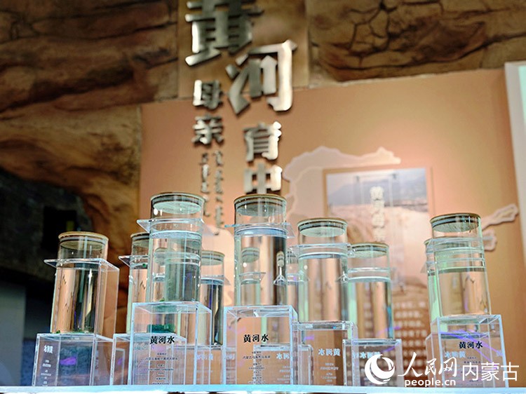 黃河文化館內(nèi)黃河母親育中華展區(qū)內(nèi)的黃河水展示。人民網(wǎng)記者 張雪冬攝