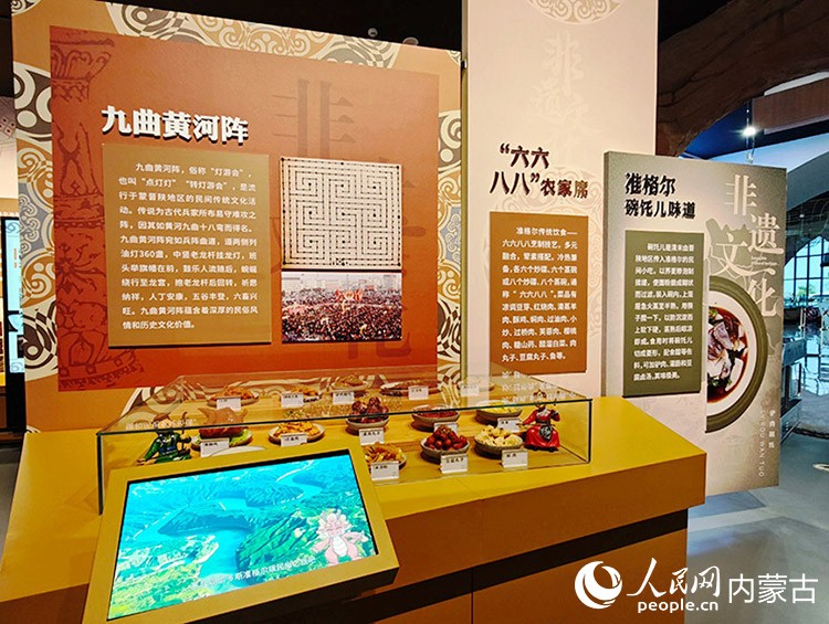 準格爾旗黃河文化館非遺文化展區(qū)。人民網(wǎng)記者 張雪冬攝