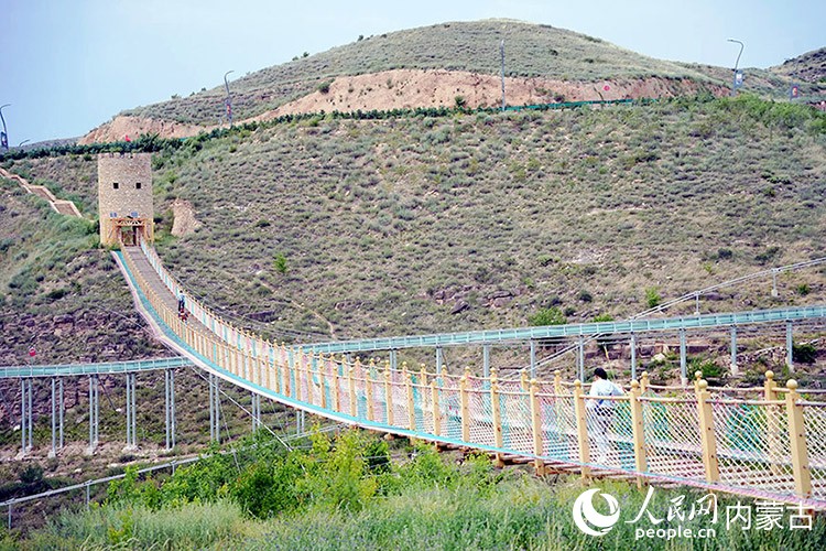 準格爾旗黃河大峽谷內(nèi)步步驚心吊橋。人民網(wǎng)記者 苗陽攝