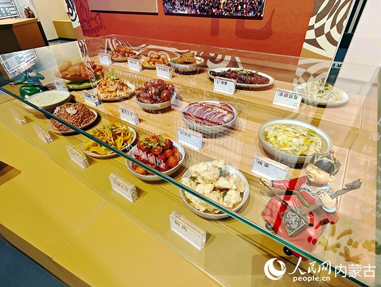 準格爾旗黃河文化館內(nèi)準格爾旗傳統(tǒng)美食-”六六八八“農(nóng)家宴席展。人民網(wǎng)記者 張雪冬攝