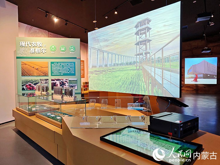 黃河文化館現(xiàn)代農(nóng)牧業(yè)展區(qū)。人民網(wǎng)記者 張雪冬攝