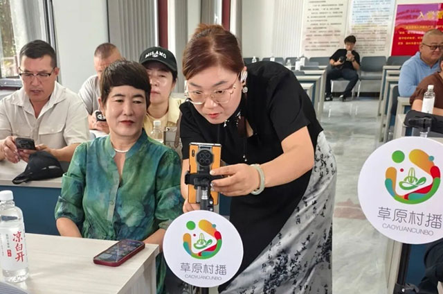 直播教學(xué)老師對(duì)農(nóng)牧民主播進(jìn)行手把手教學(xué)。塔娜攝