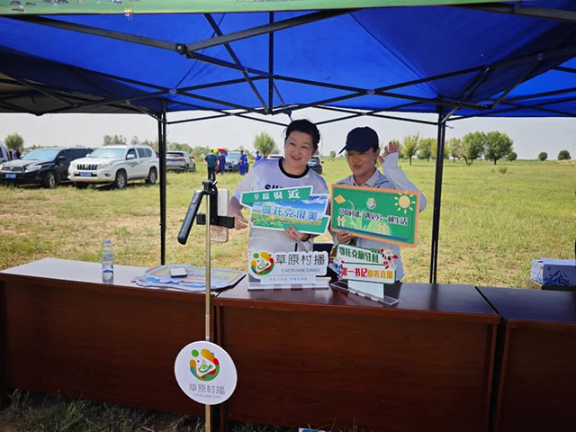 烏蘭鎮(zhèn)政府黨委委員、宣傳委員與駐村第一書(shū)記共同進(jìn)行直播，為家鄉(xiāng)特產(chǎn)代言。馬濤攝