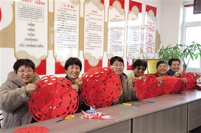 為村民開展剪紙培訓(xùn)。