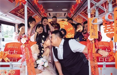 公交婚車新人甜蜜瞬間。