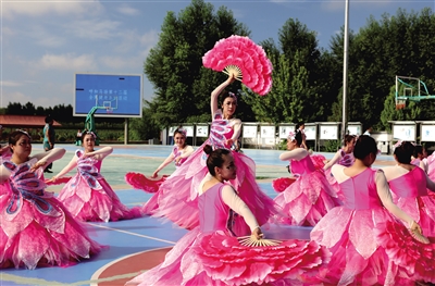 開展文藝匯演活動(dòng)。