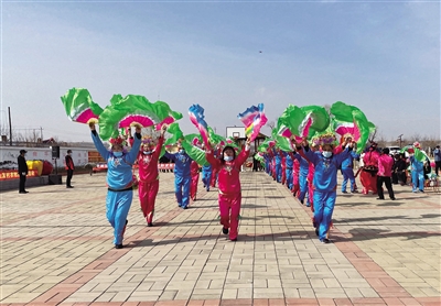 群眾積極參與秧歌比賽。