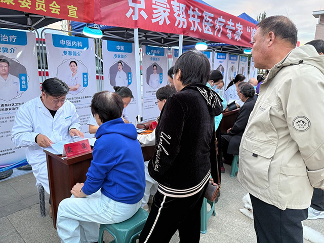 群眾在排隊等候問診。