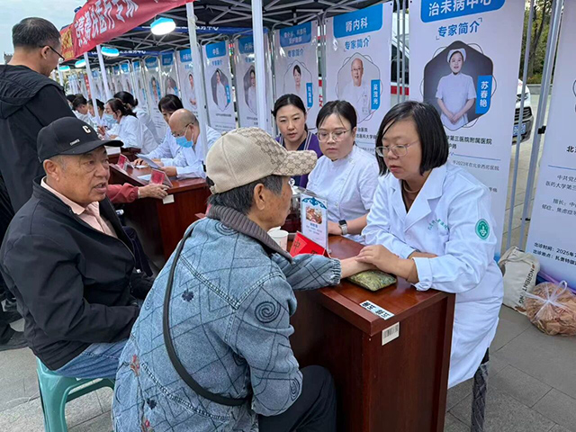 京蒙幫扶醫(yī)療專家在為群眾把脈問診。