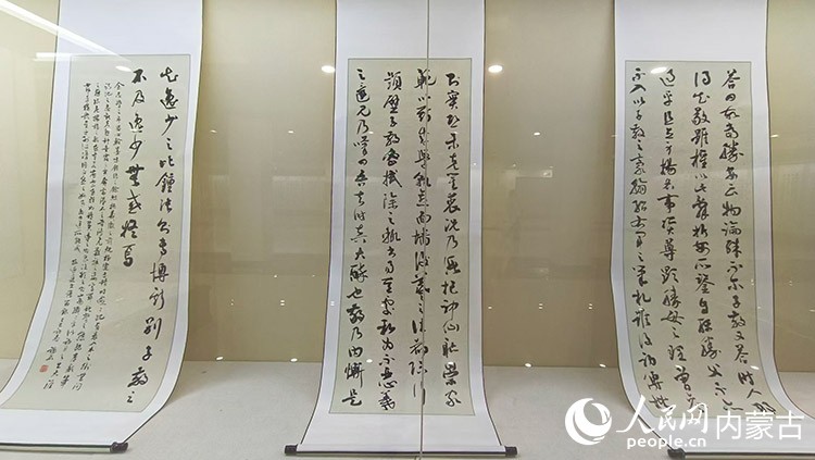 呼和浩特市大青山景區(qū)大型石刻內(nèi)容書寫原作。實(shí)習(xí)生 王正玉攝