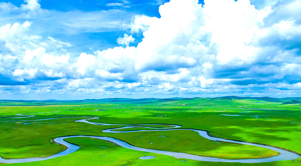 莫爾格勒河穿行在廣袤無垠的呼倫貝爾草原上