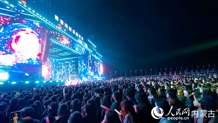 敕勒川音樂嘉年華現(xiàn)場。人民網(wǎng)記者 張力洋攝