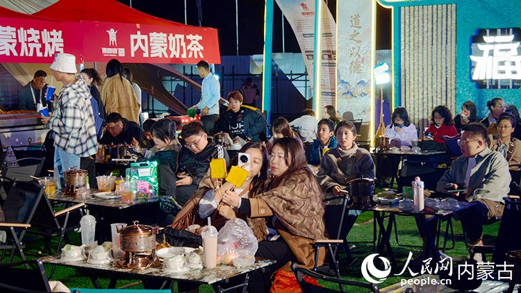 現(xiàn)場除了有精彩演出，更有特色美食和文創(chuàng)打卡點(diǎn)供市民品嘗和拍攝體驗(yàn)。人民網(wǎng)記者 張力洋攝