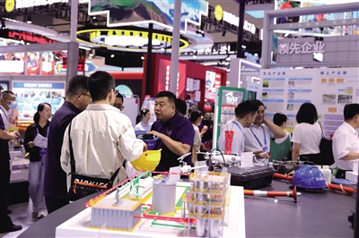 一線職工與觀眾交流互動。