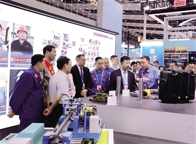 自治區(qū)總工會黨組書記、副主席張慧宇聆聽創(chuàng)新故事。