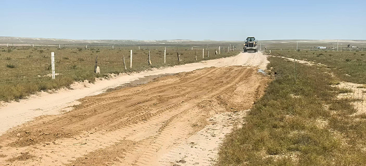 對(duì)破損路面開展填補(bǔ)修復(fù)工作。杭錦旗相關(guān)部門供圖