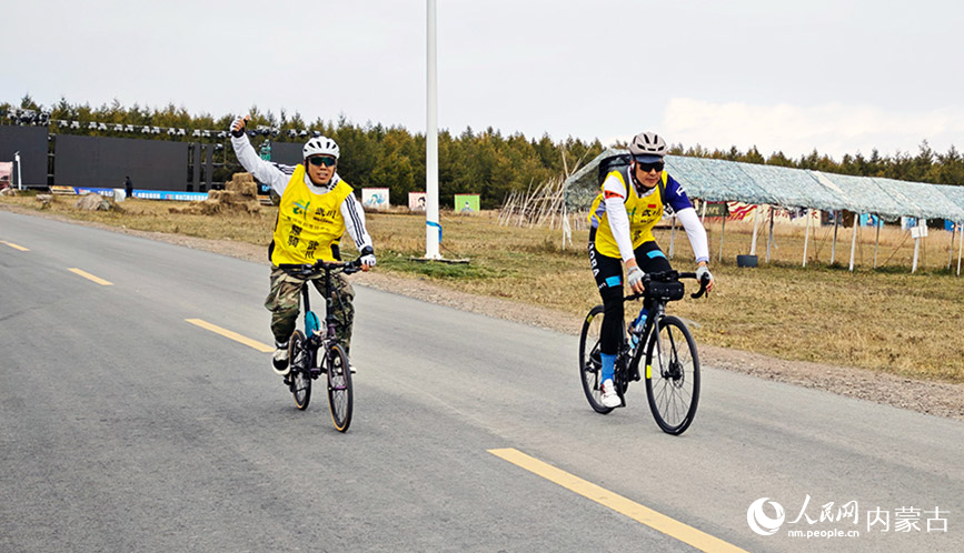 騎行愛好者在騎行途中享受騎行樂趣。人民網(wǎng)記者 張雪冬攝