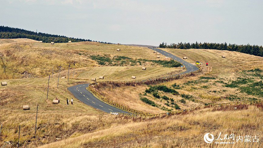 武川縣哈達(dá)門景區(qū)沿途風(fēng)景。人民網(wǎng)記者 張雪冬攝