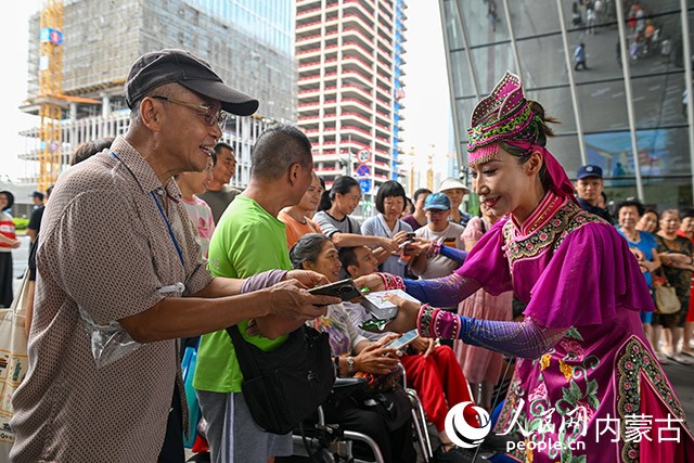 烏蘭牧騎與廣州市市民互動。王磊攝